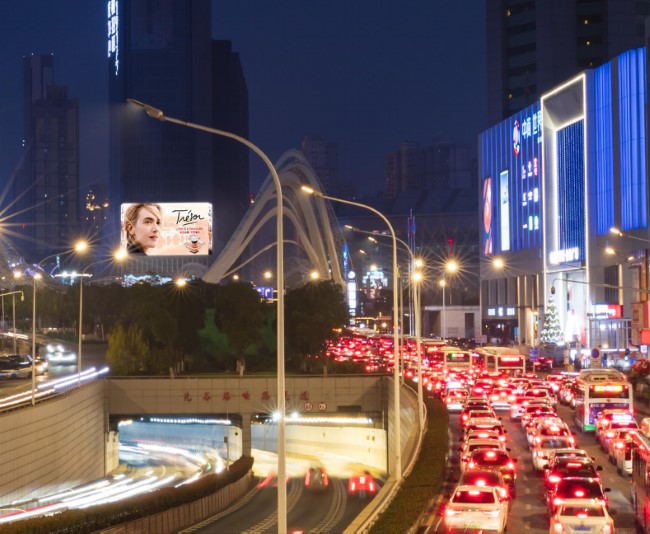 武汉洪山光谷步行街世界城楼顶户外LED屏广告，武汉LED大屏广告价格